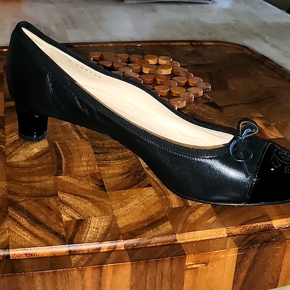 CHANEL Black Cap Toe Pumps Sz. 41 - Picture 6 of 9